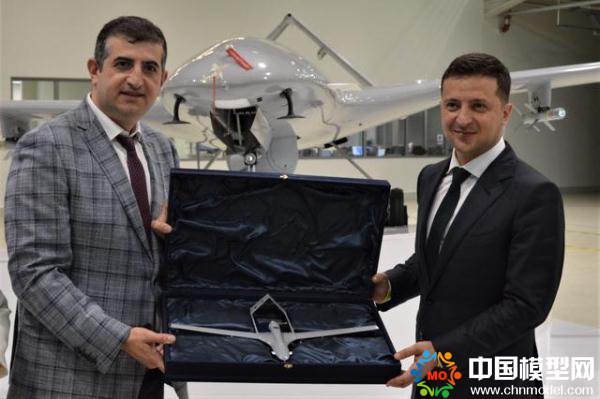 3D打印,無人機模型 烏克蘭總統(tǒng)參觀土耳其防務(wù)公司 獲贈無人機模型