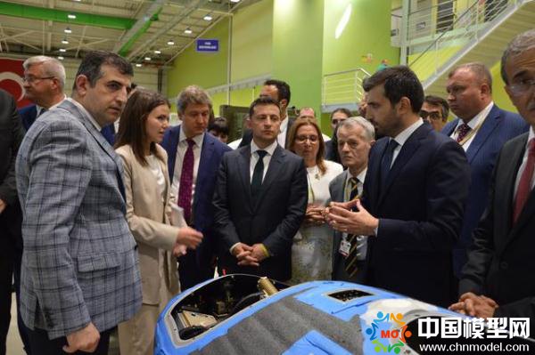 3D打印,無人機模型 烏克蘭總統(tǒng)參觀土耳其防務(wù)公司 獲贈無人機模型