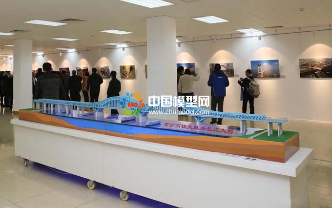 京滬高鐵大勝關(guān)長(zhǎng)江大橋模型